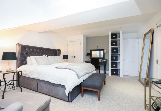 Apartment in Edinburgh - Penthouse Apartment on Royal Mile | Three Bed