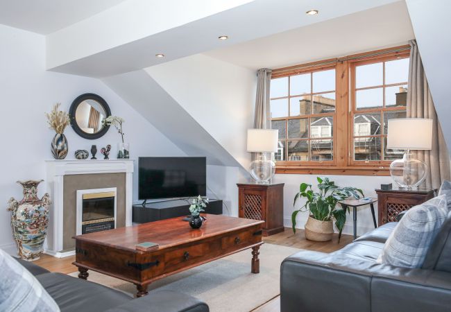  in Edinburgh - Penthouse Apartment on Royal Mile | Three Bed