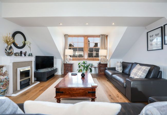 Apartment in Edinburgh - Penthouse Apartment on Royal Mile | Three Bed