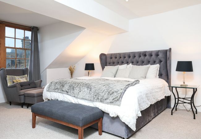 Apartment in Edinburgh - Penthouse Apartment on Royal Mile | Three Bed