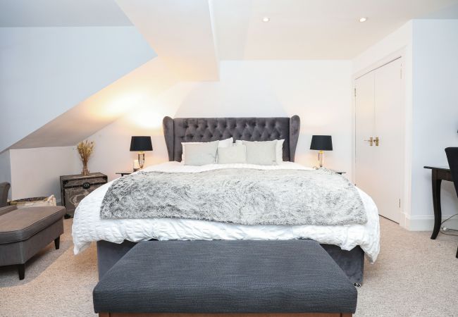 Apartment in Edinburgh - Penthouse Apartment on Royal Mile | Three Bed