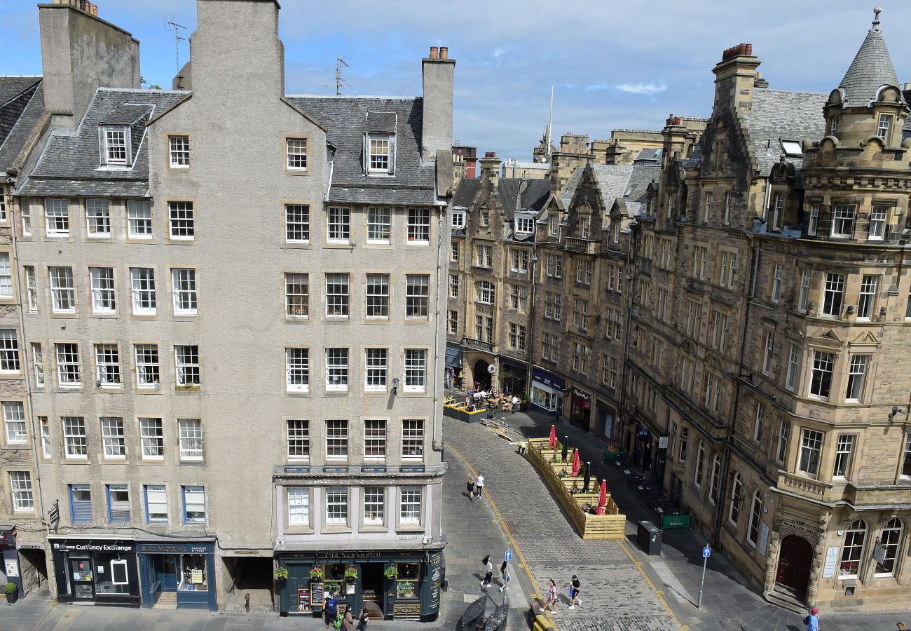 Apartment in Edinburgh - Penthouse Apartment on Royal Mile | Three Bed
