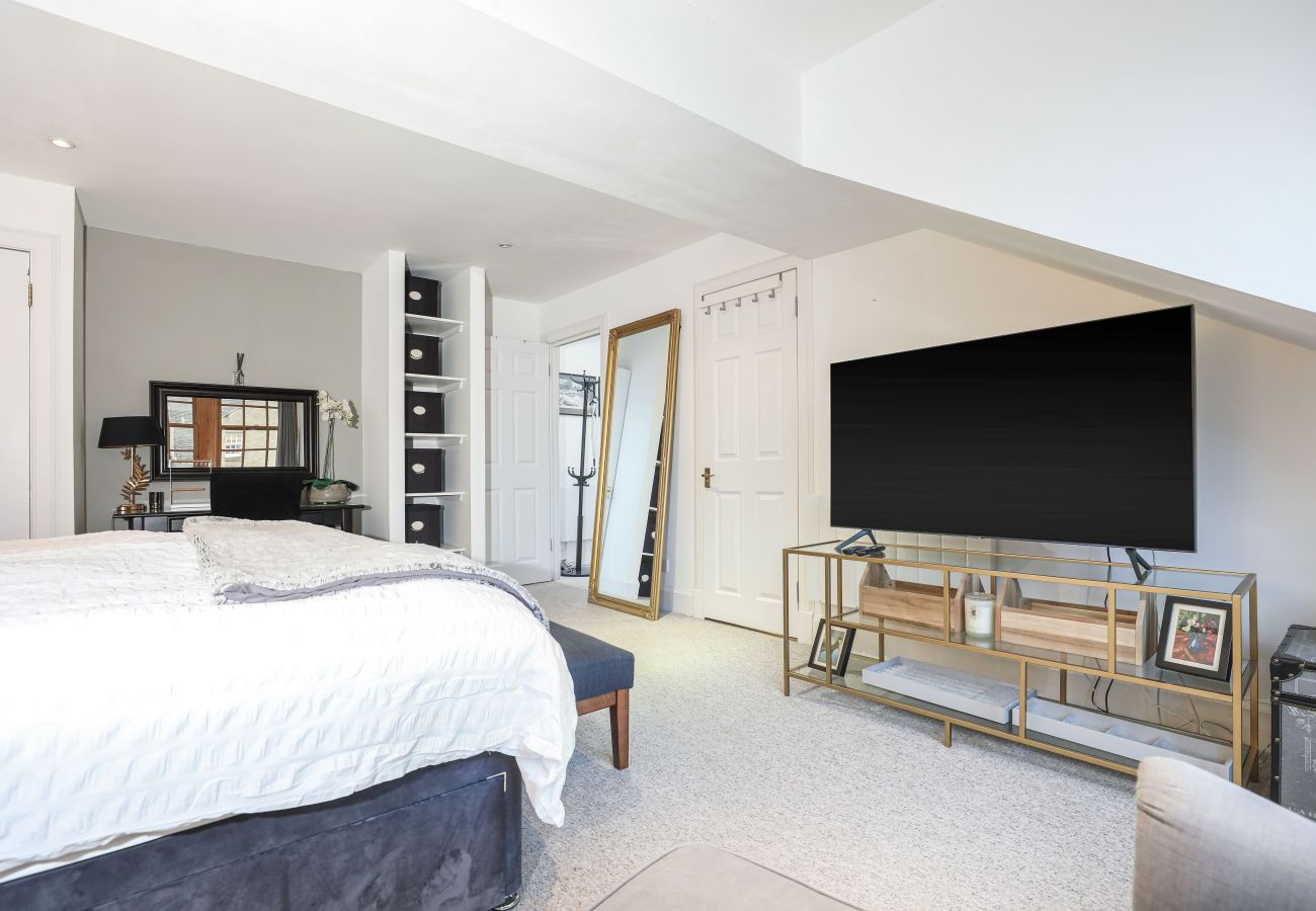 Apartment in Edinburgh - Penthouse Apartment on Royal Mile | Three Bed