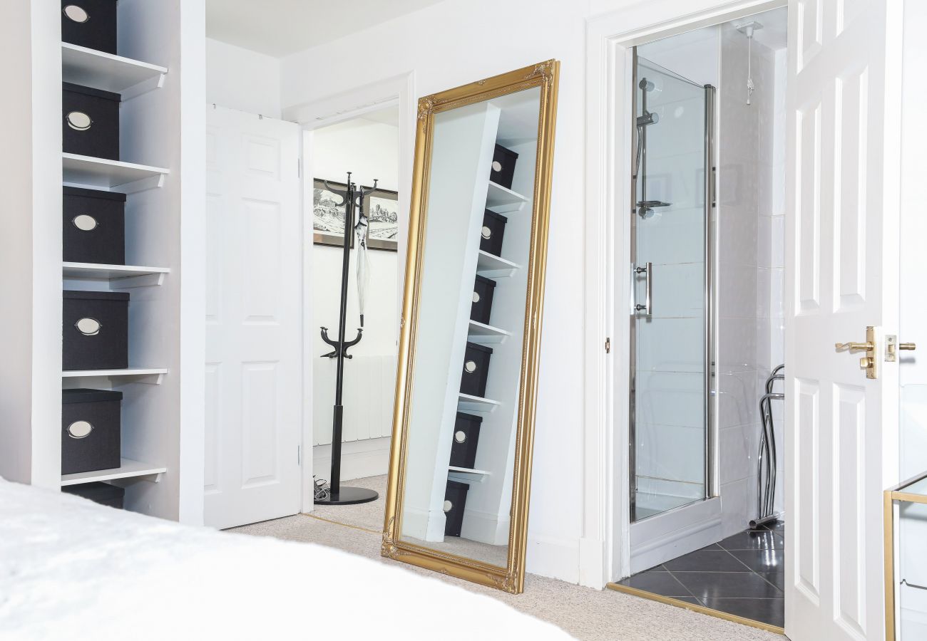 Apartment in Edinburgh - Penthouse Apartment on Royal Mile | Three Bed