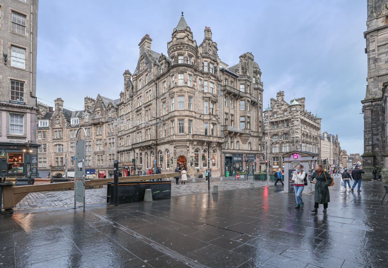 Apartment in Edinburgh - Penthouse Apartment on Royal Mile | Three Bed