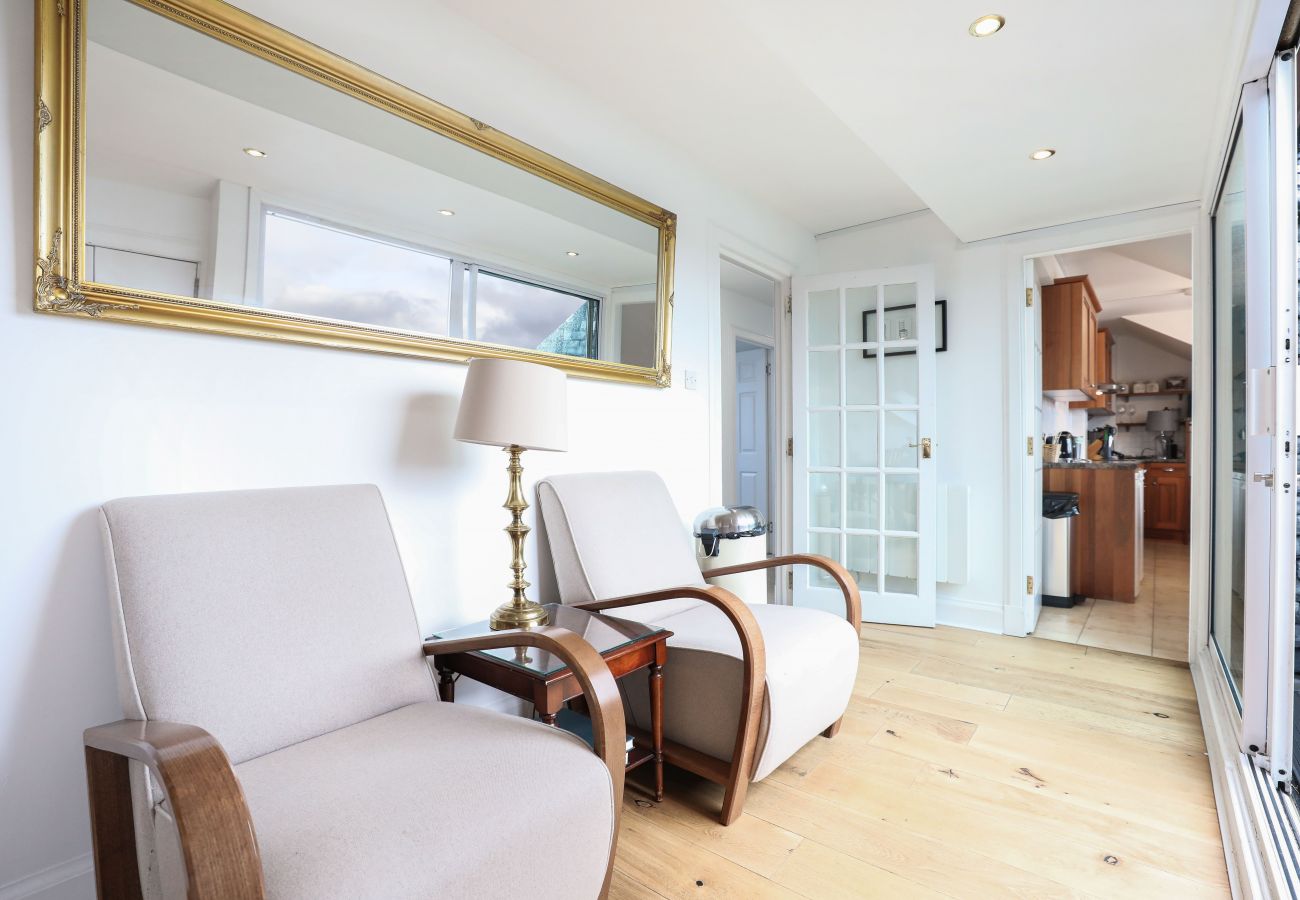 Apartment in Edinburgh - Penthouse Apartment on Royal Mile | Three Bed