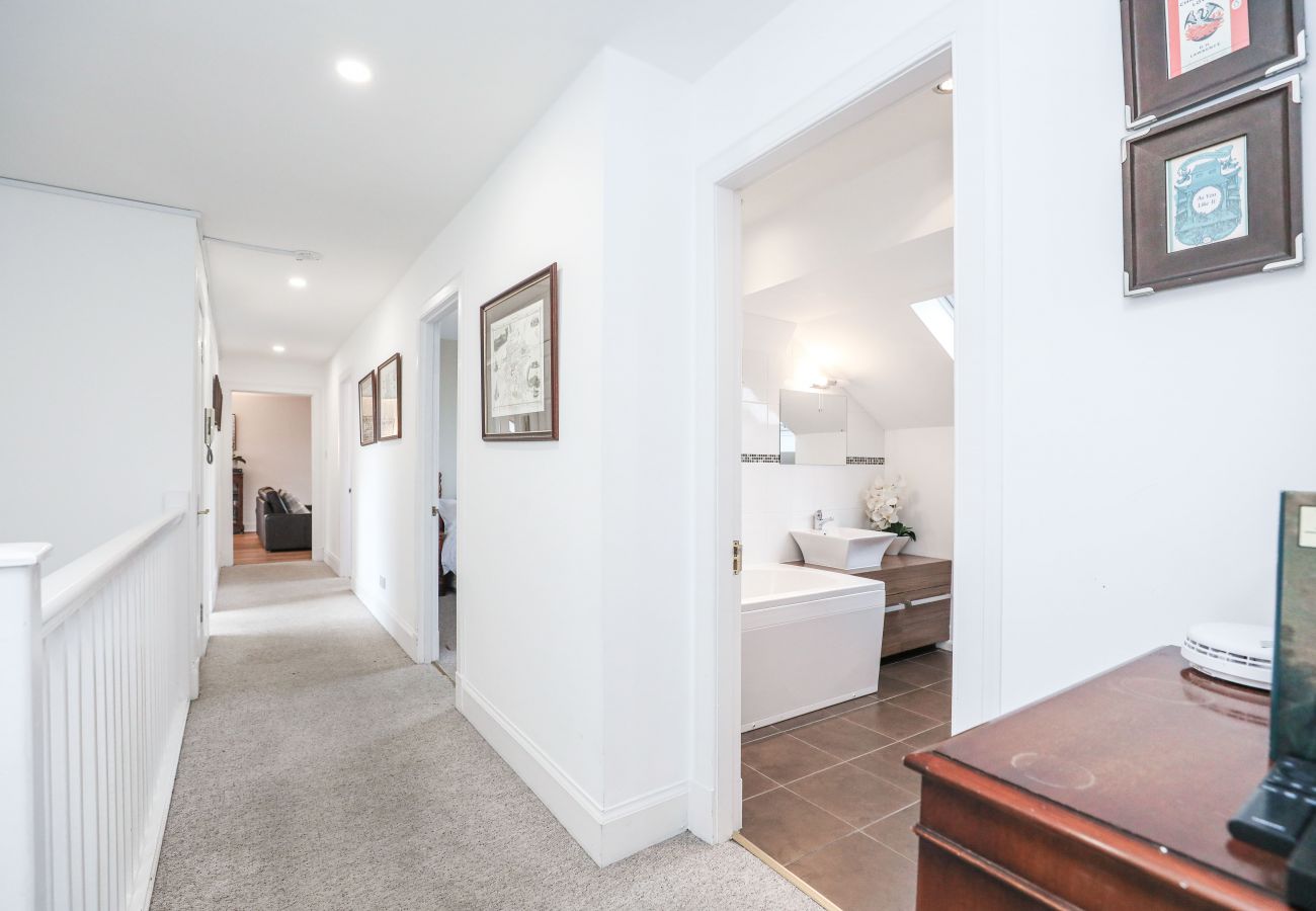 Apartment in Edinburgh - Penthouse Apartment on Royal Mile | Three Bed