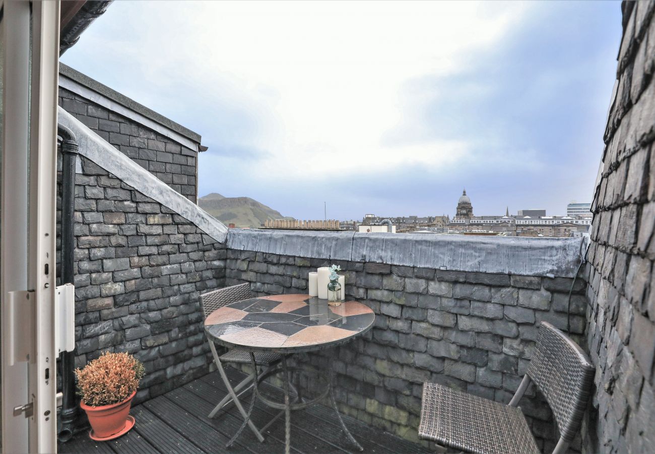 Apartment in Edinburgh - Penthouse Apartment on Royal Mile | Three Bed