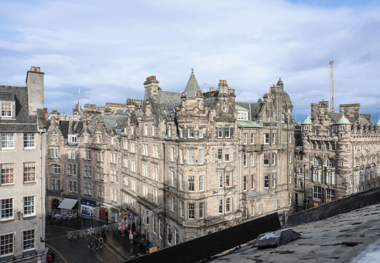 Apartment in Edinburgh - Penthouse Apartment on Royal Mile | Three Bed