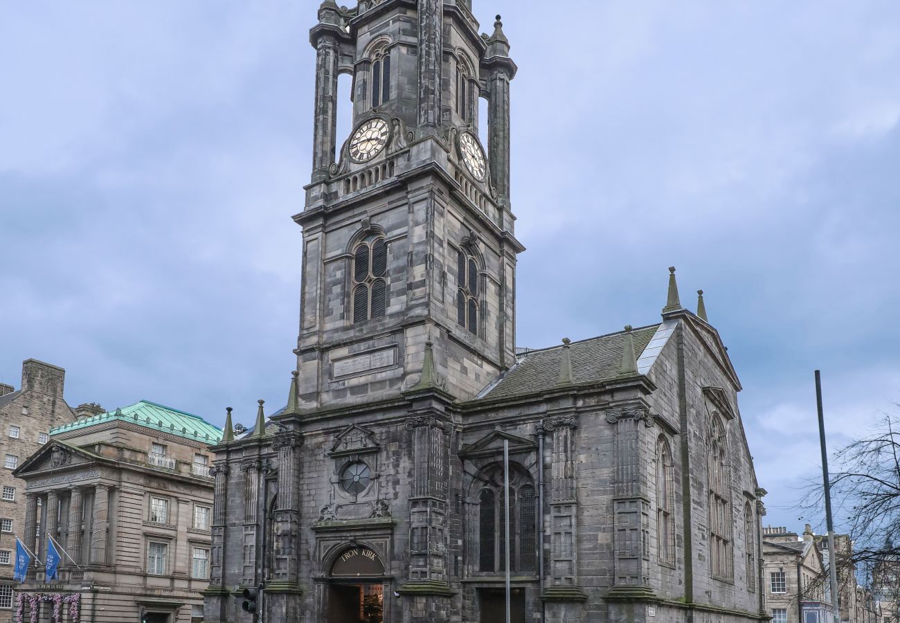 Apartment in Edinburgh - Penthouse Apartment on Royal Mile | Three Bed