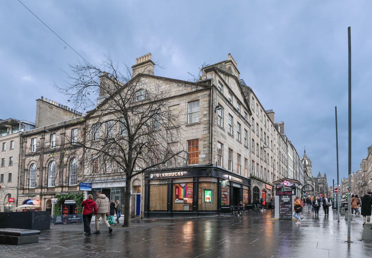 Apartment in Edinburgh - Penthouse Apartment on Royal Mile | Three Bed