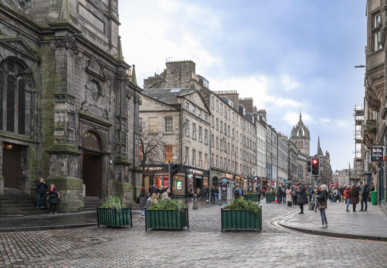 Apartment in Edinburgh - Penthouse Apartment on Royal Mile | Three Bed