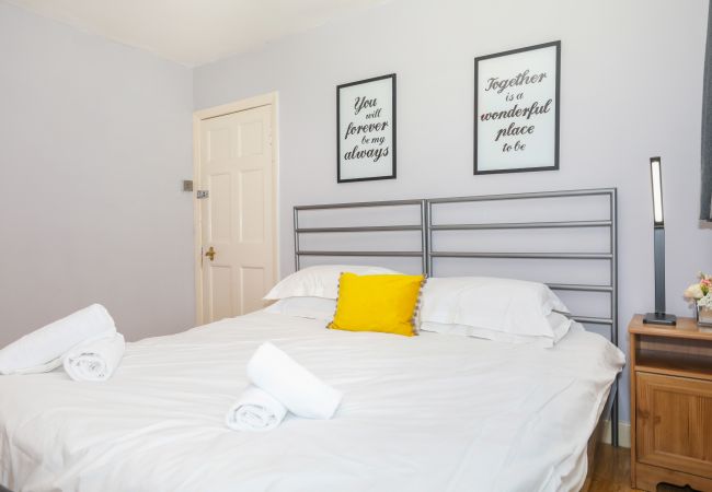 House in Edinburgh - Beautiful 4 Bedroom Cottage - Free Parking House in Edinburgh - Beautiful 4 Bedroom Cottage - Free Parking