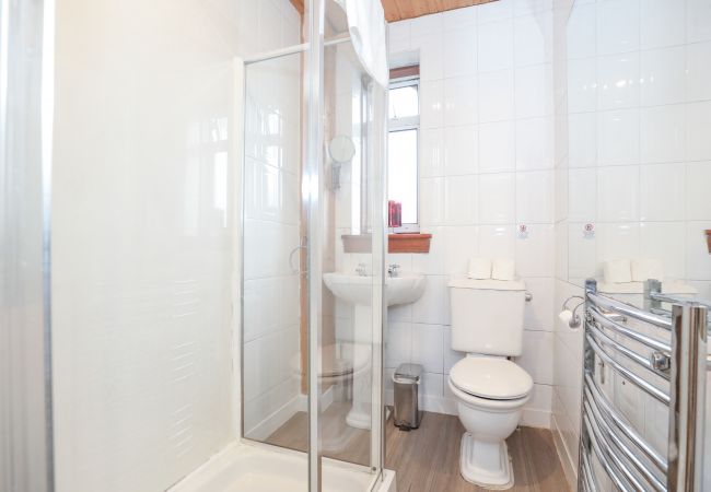 House in Edinburgh - Beautiful 4 Bedroom Cottage - Free Parking House in Edinburgh - Beautiful 4 Bedroom Cottage - Free Parking