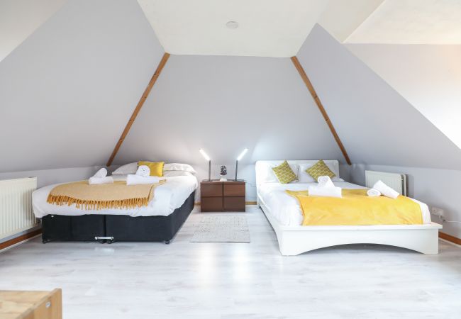 House in Edinburgh - Beautiful 4 Bedroom Cottage - Free Parking House in Edinburgh - Beautiful 4 Bedroom Cottage - Free Parking