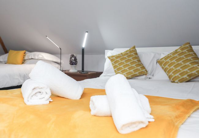 House in Edinburgh - Beautiful 4 Bedroom Cottage - Free Parking House in Edinburgh - Beautiful 4 Bedroom Cottage - Free Parking