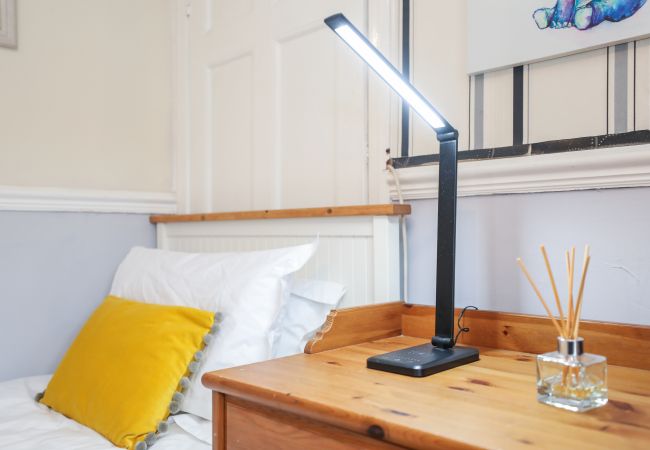 House in Edinburgh - Beautiful 4 Bedroom Cottage - Free Parking House in Edinburgh - Beautiful 4 Bedroom Cottage - Free Parking