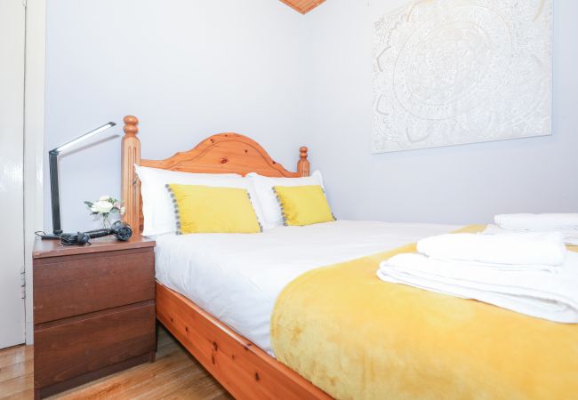 House in Edinburgh - Beautiful 4 Bedroom Cottage - Free Parking House in Edinburgh - Beautiful 4 Bedroom Cottage - Free Parking