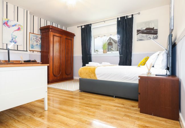 House in Edinburgh - Beautiful 4 Bedroom Cottage - Free Parking House in Edinburgh - Beautiful 4 Bedroom Cottage - Free Parking