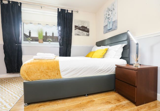 House in Edinburgh - Beautiful 4 Bedroom Cottage - Free Parking House in Edinburgh - Beautiful 4 Bedroom Cottage - Free Parking