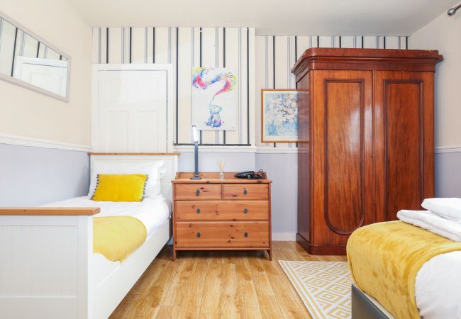 House in Edinburgh - Beautiful 4 Bedroom Cottage - Free Parking House in Edinburgh - Beautiful 4 Bedroom Cottage - Free Parking