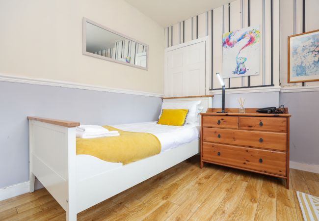 House in Edinburgh - Beautiful 4 Bedroom Cottage - Free Parking House in Edinburgh - Beautiful 4 Bedroom Cottage - Free Parking