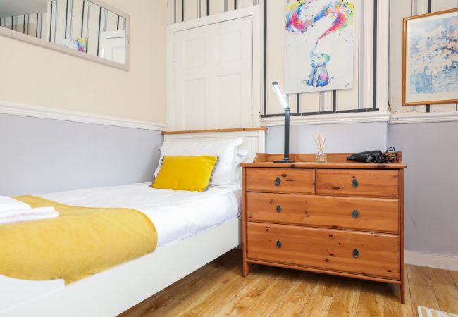 House in Edinburgh - Beautiful 4 Bedroom Cottage - Free Parking House in Edinburgh - Beautiful 4 Bedroom Cottage - Free Parking