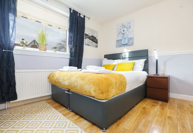 House in Edinburgh - Beautiful 4 Bedroom Cottage - Free Parking House in Edinburgh - Beautiful 4 Bedroom Cottage - Free Parking