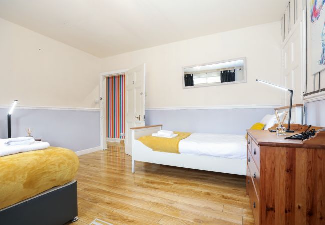 House in Edinburgh - Beautiful 4 Bedroom Cottage - Free Parking House in Edinburgh - Beautiful 4 Bedroom Cottage - Free Parking