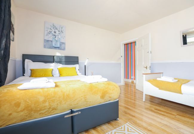 House in Edinburgh - Beautiful 4 Bedroom Cottage - Free Parking House in Edinburgh - Beautiful 4 Bedroom Cottage - Free Parking