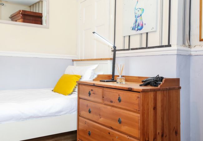 House in Edinburgh - Beautiful 4 Bedroom Cottage - Free Parking House in Edinburgh - Beautiful 4 Bedroom Cottage - Free Parking