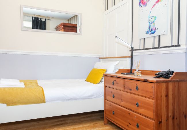 House in Edinburgh - Beautiful 4 Bedroom Cottage - Free Parking House in Edinburgh - Beautiful 4 Bedroom Cottage - Free Parking