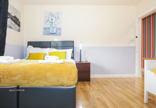 House in Edinburgh - Beautiful 4 Bedroom Cottage - Free Parking House in Edinburgh - Beautiful 4 Bedroom Cottage - Free Parking