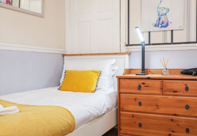 House in Edinburgh - Beautiful 4 Bedroom Cottage - Free Parking House in Edinburgh - Beautiful 4 Bedroom Cottage - Free Parking