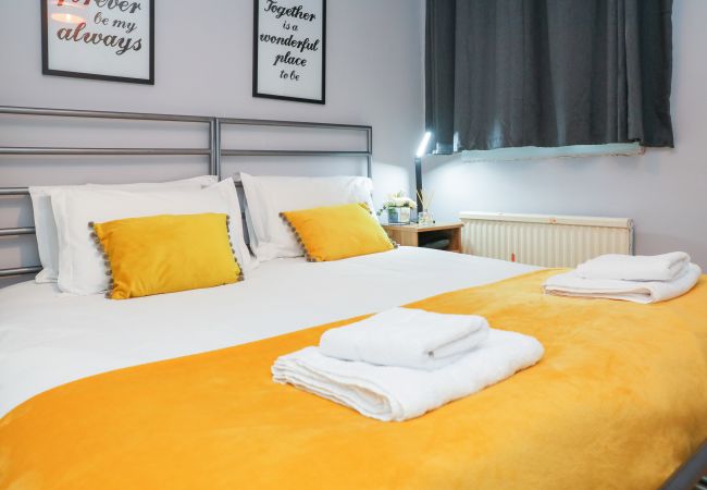 House in Edinburgh - Beautiful 4 Bedroom Cottage - Free Parking House in Edinburgh - Beautiful 4 Bedroom Cottage - Free Parking