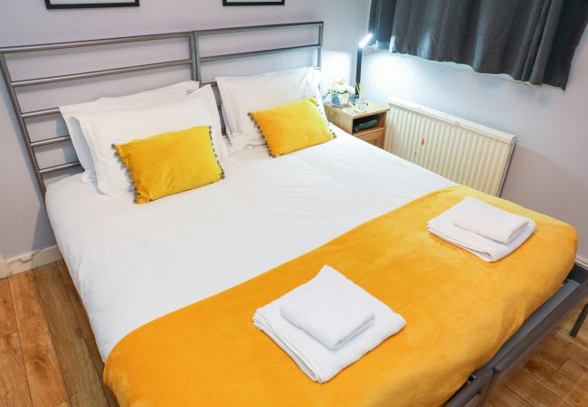 House in Edinburgh - Beautiful 4 Bedroom Cottage - Free Parking House in Edinburgh - Beautiful 4 Bedroom Cottage - Free Parking