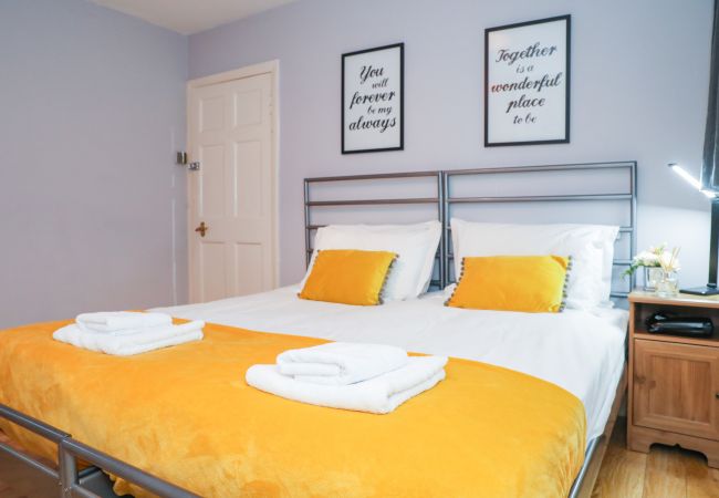 House in Edinburgh - Beautiful 4 Bedroom Cottage - Free Parking House in Edinburgh - Beautiful 4 Bedroom Cottage - Free Parking