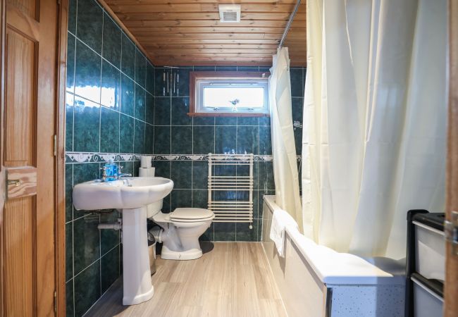 House in Edinburgh - Beautiful 4 Bedroom Cottage - Free Parking House in Edinburgh - Beautiful 4 Bedroom Cottage - Free Parking