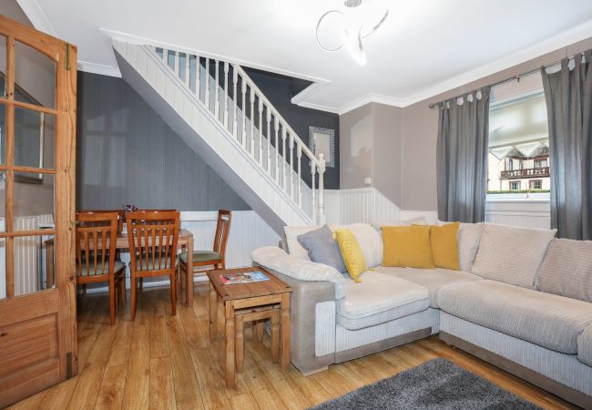 House in Edinburgh - Beautiful 4 Bedroom Cottage - Free Parking