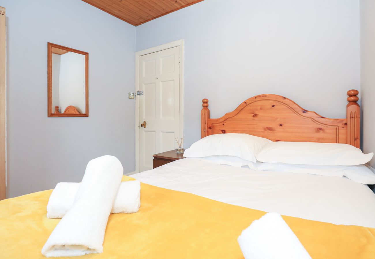 House in Edinburgh - Beautiful 4 Bedroom Cottage - Free Parking