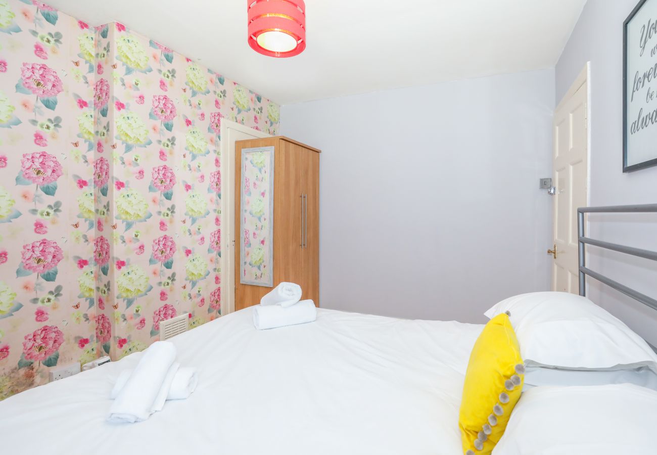 House in Edinburgh - Beautiful 4 Bedroom Cottage - Free Parking