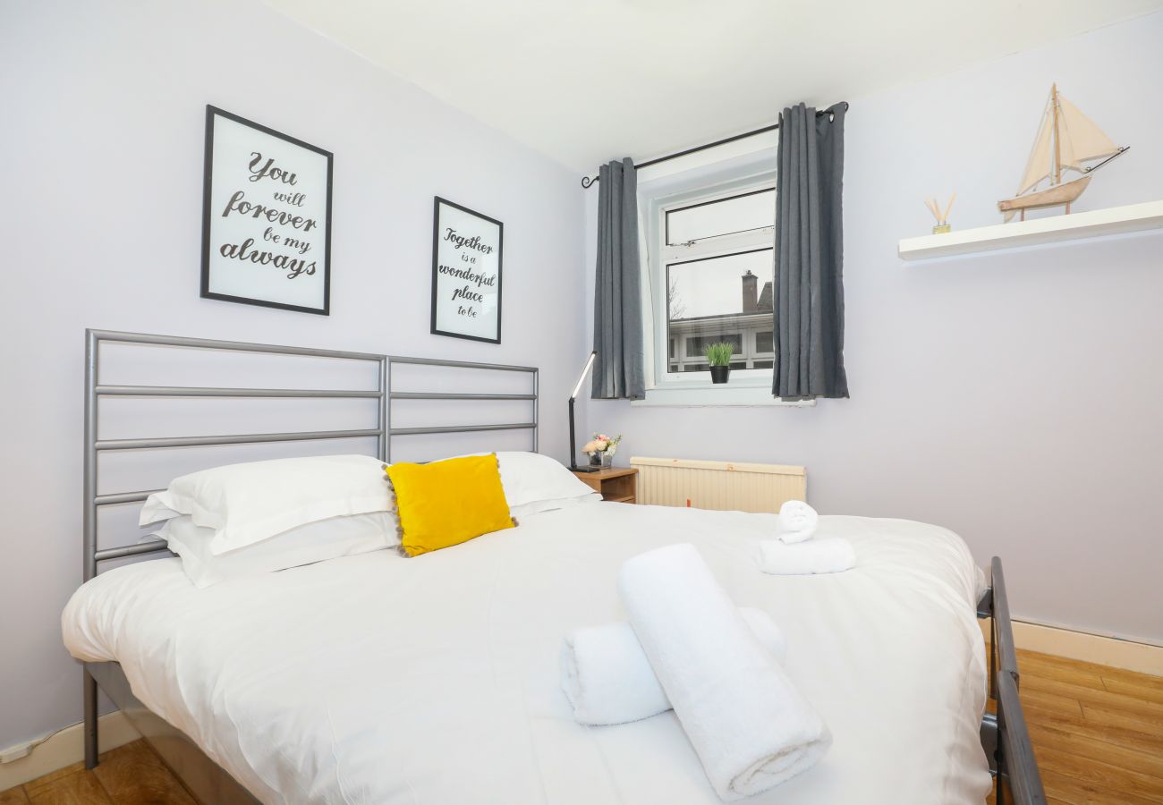 House in Edinburgh - Beautiful 4 Bedroom Cottage - Free Parking