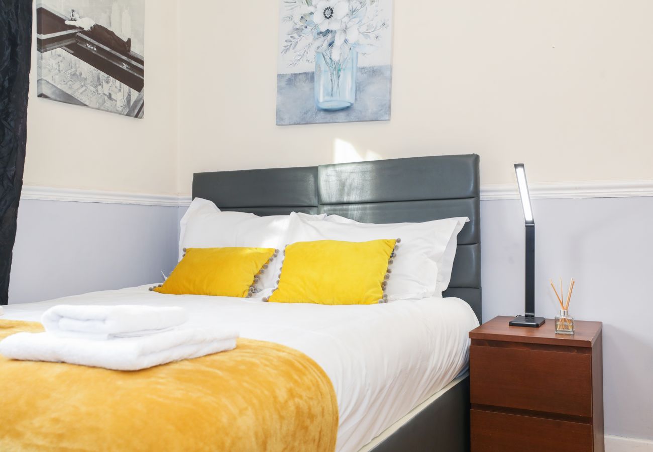 House in Edinburgh - Beautiful 4 Bedroom Cottage - Free Parking