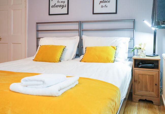 Rent by room in Edinburgh - Spacious Double Room in Elegant Cottage Rent by room in Edinburgh - Spacious Double Room in Elegant Cottage