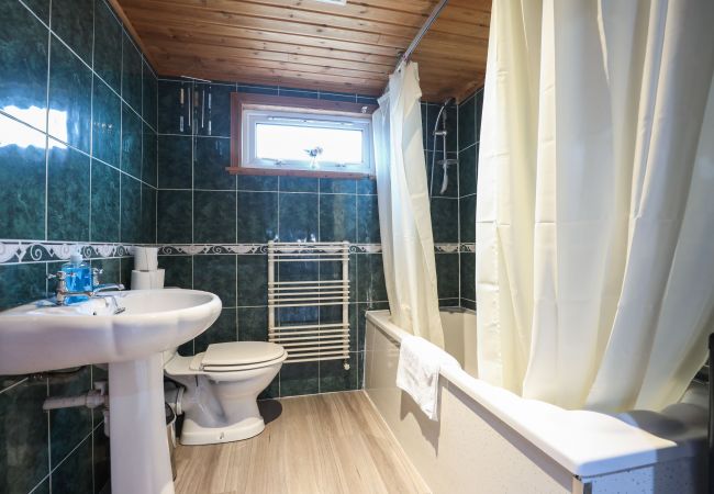 Rent by room in Edinburgh - Spacious Double Room in Elegant Cottage