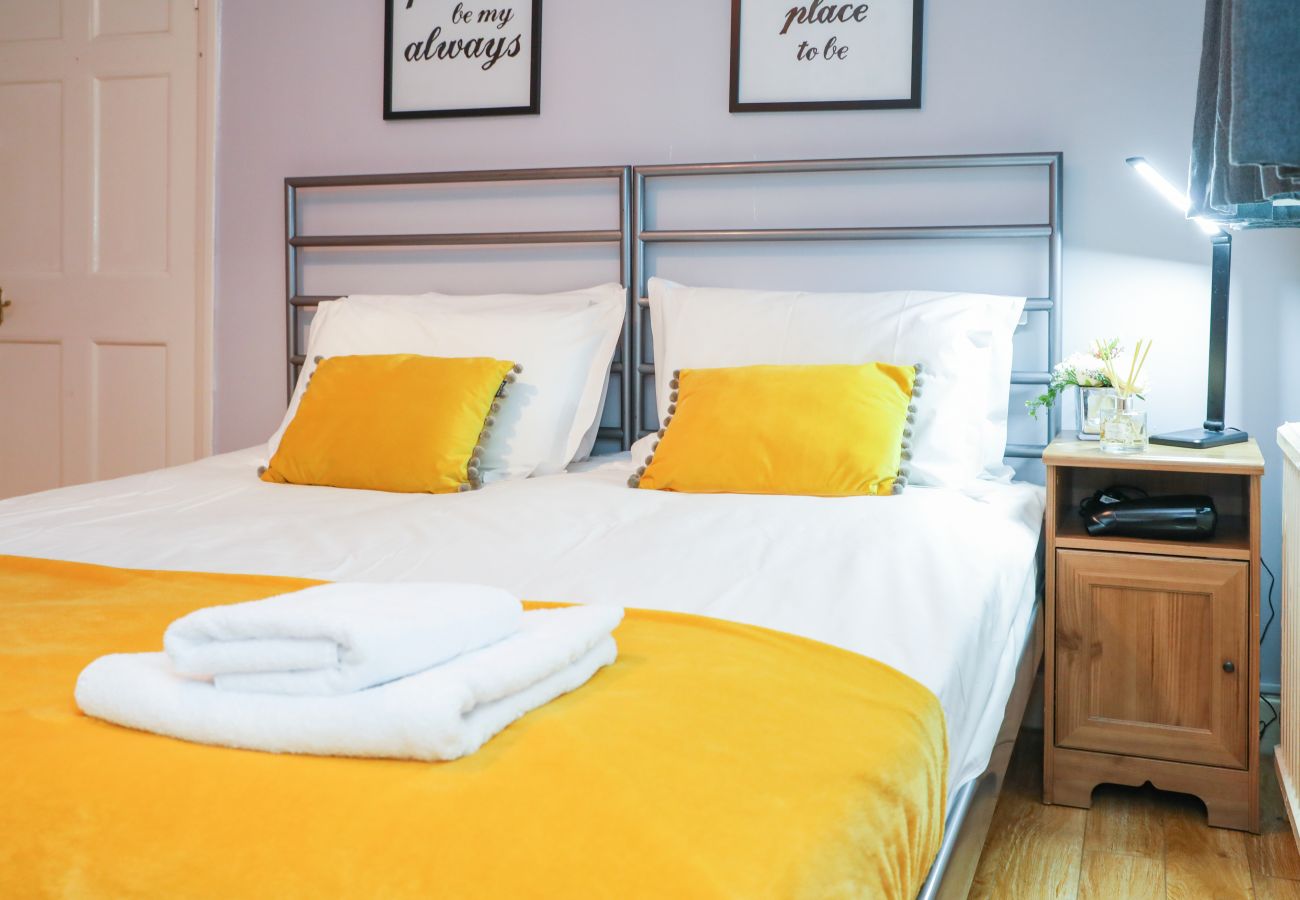 Rent by room in Edinburgh - Spacious Double Room in Elegant Cottage