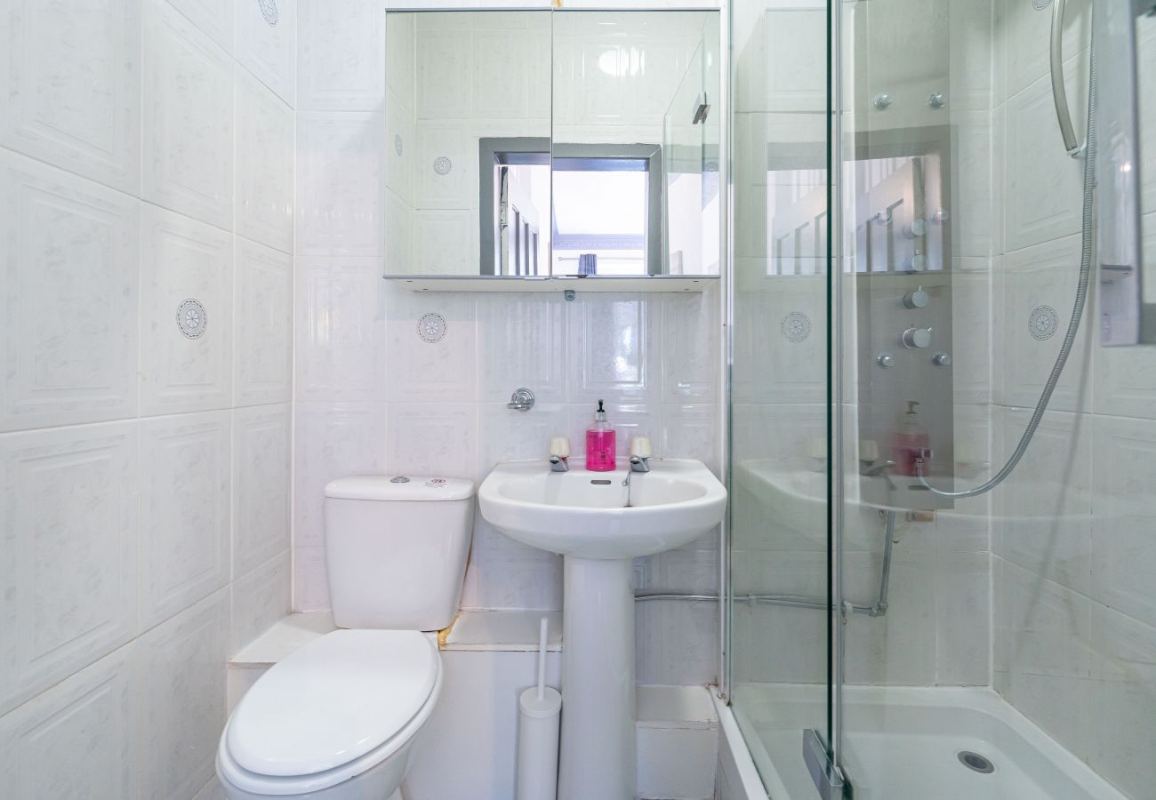 Rent by room in Edinburgh - Enormous Double Room Ensuite in Edinburgh 