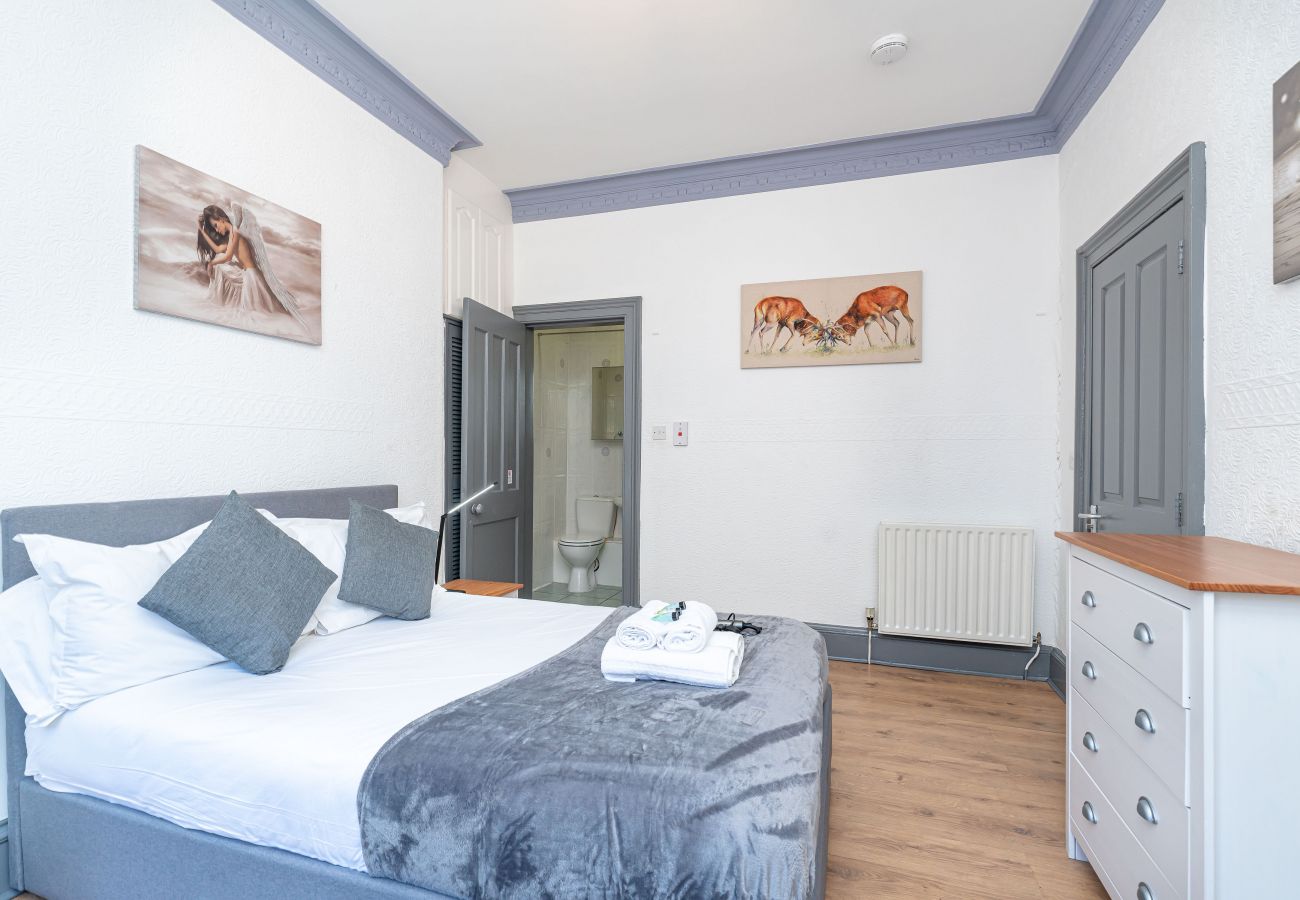 Rent by room in Edinburgh - Enormous Double Room Ensuite in Edinburgh 