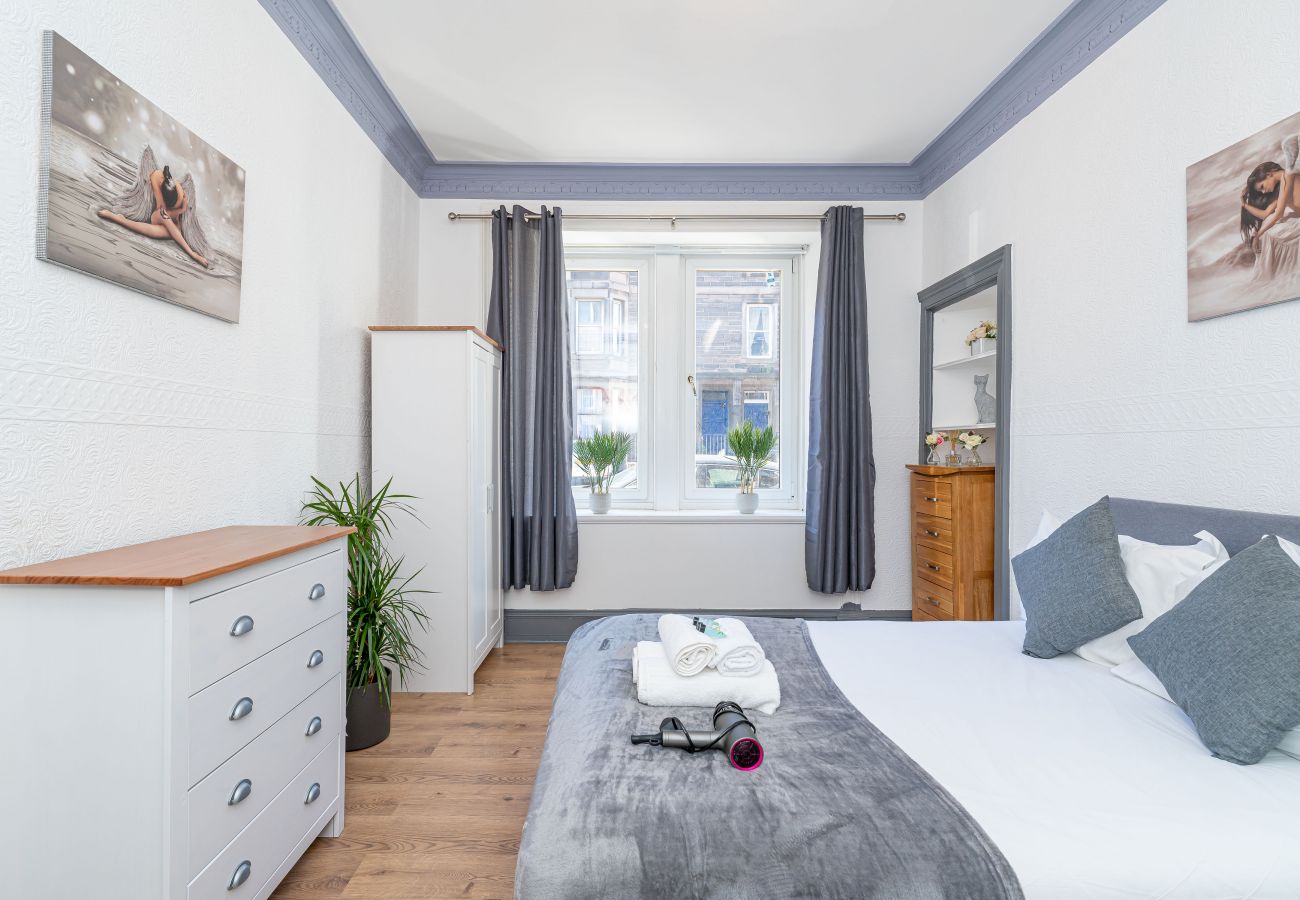 Rent by room in Edinburgh - Enormous Double Room Ensuite in Edinburgh 
