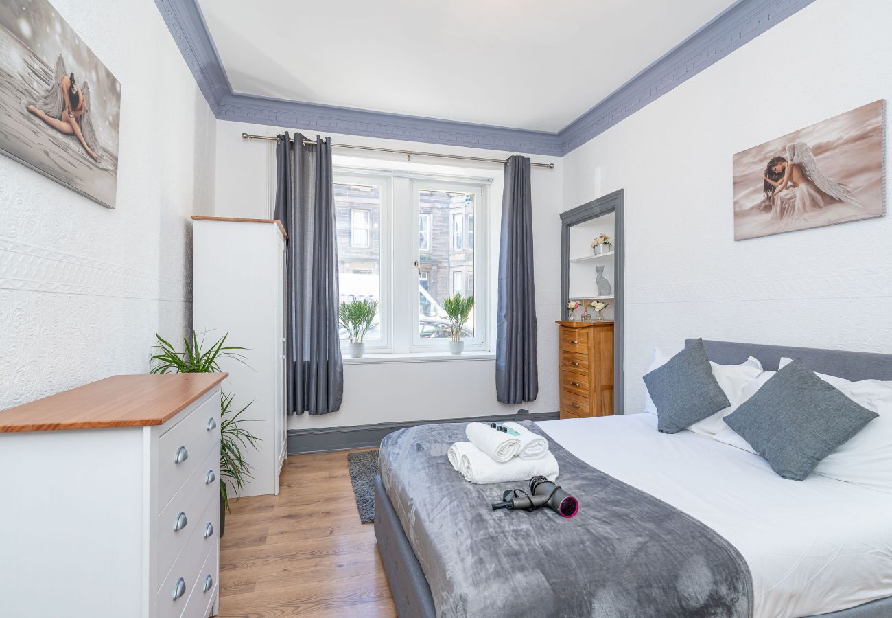 Rent by room in Edinburgh - Enormous Double Room Ensuite in Edinburgh 